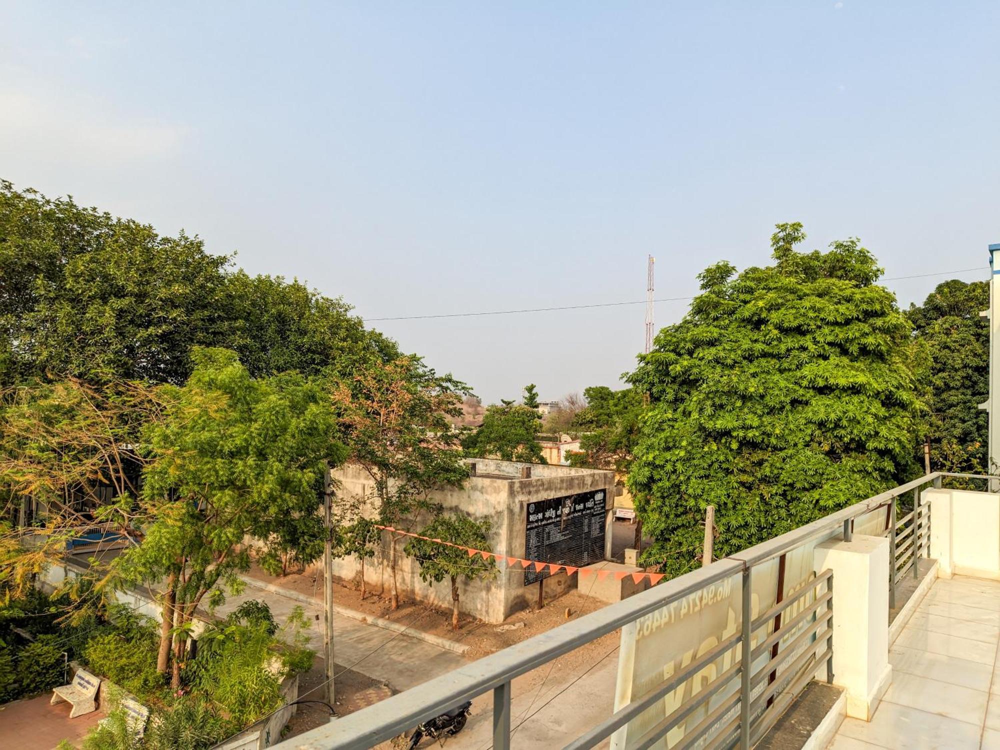 Samrat Homestay Garudeshwar Ngoại thất bức ảnh